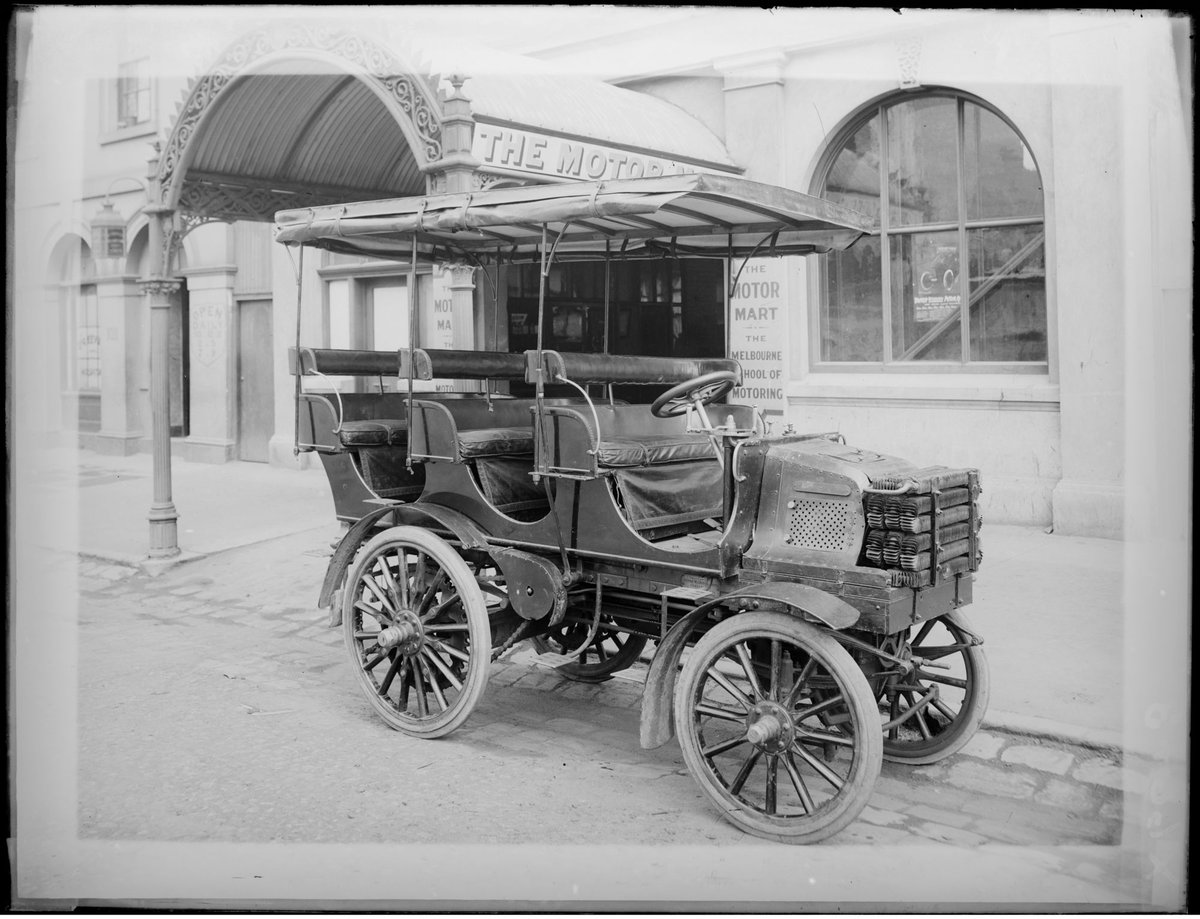 1900 M.M.C. car outside the Motor Mart/Melbourne School of Motoring