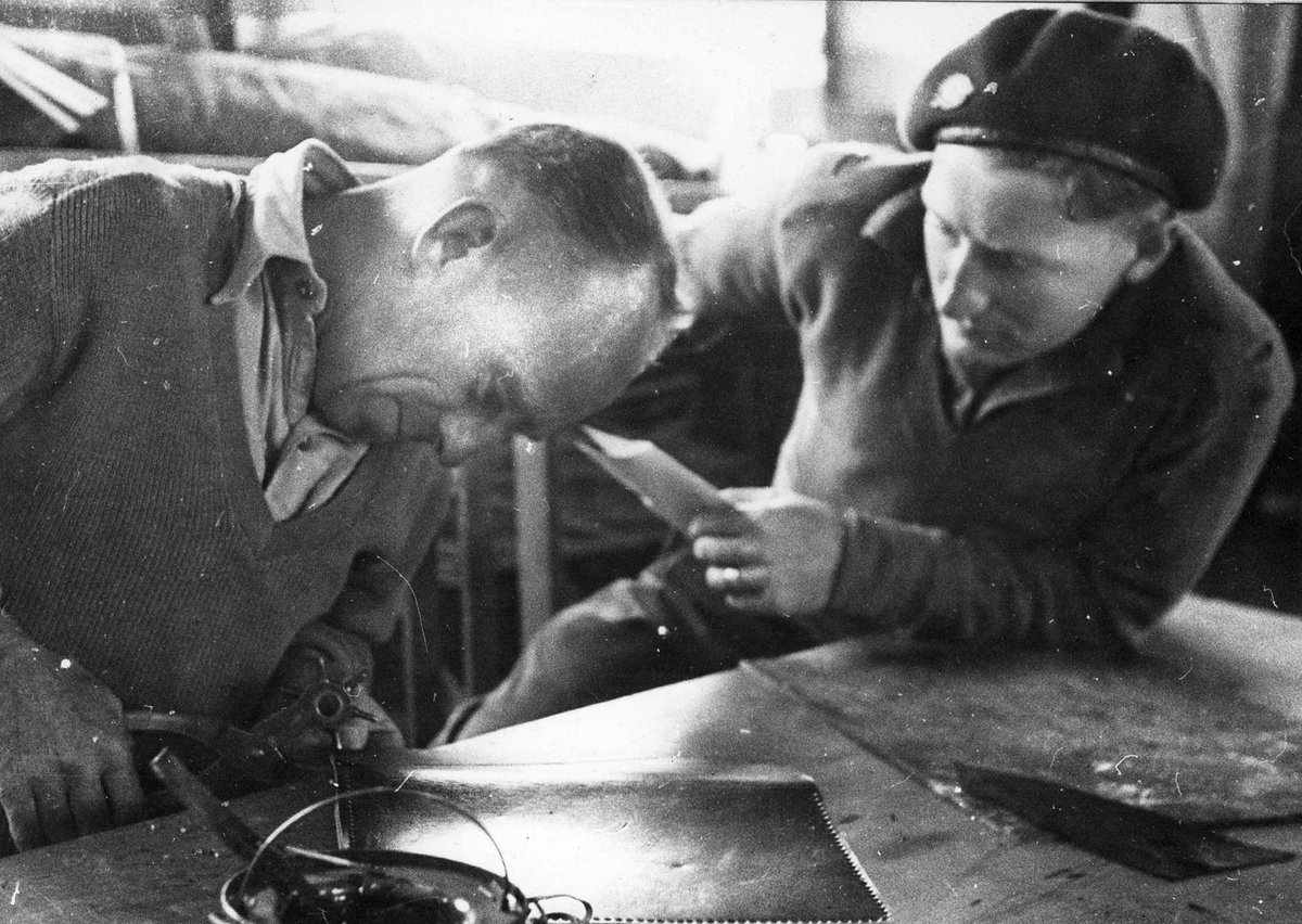 Private C.J. Hill from Ivanhoe watching Corporal T.J. Frost of Malvern make a leather bag (c. 1944)