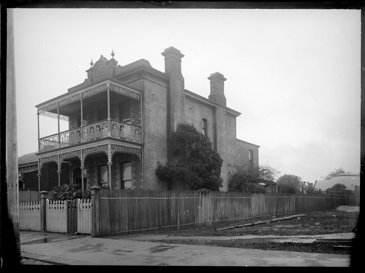 Exterior view of Wallace House, 6 Alfred Street, North Melbourne (1934–35)