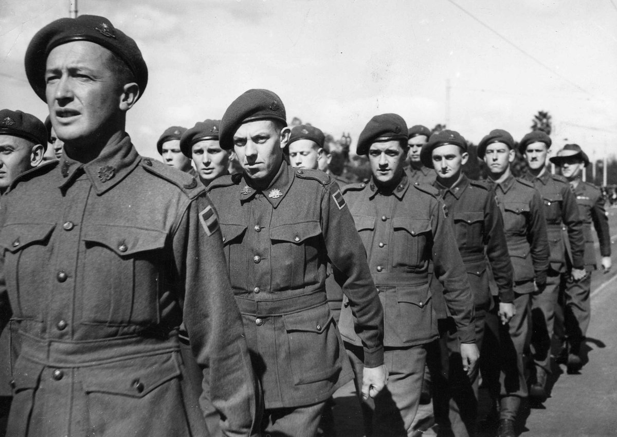 Armoured Div. men cross Princes Bridge, Melbourne City (c. 1941)