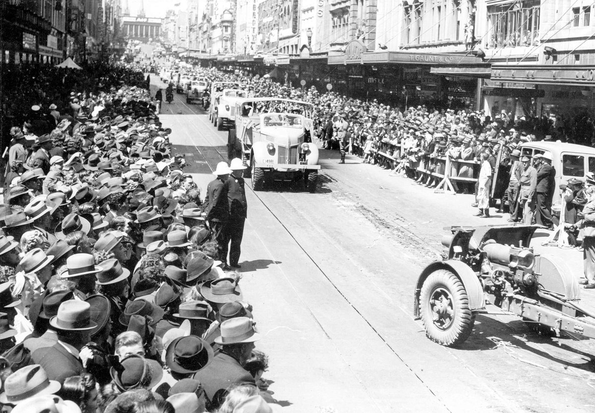 Mechanised units in Bourke St, Melbourne City (1940–45)