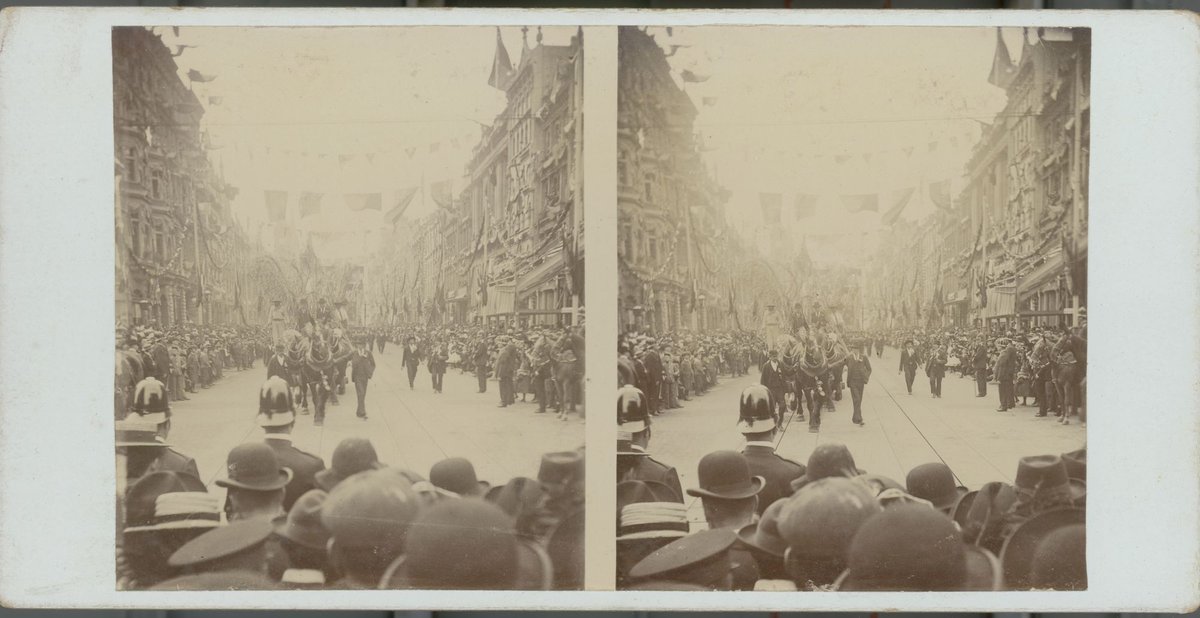 Crowds in Melbourne streets for the visit of the Duke and Duchess of Cornwall, Melbourne, Vic (1901)