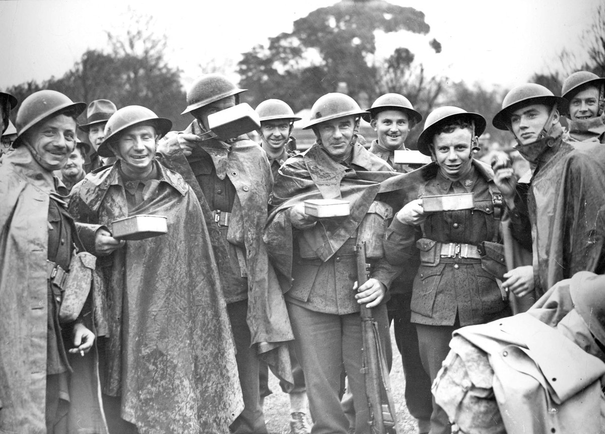 Returned diggers of 2nd A.I.F. have dinner after their long march through Melbourne today. Aug. 28th. 42 (1942)