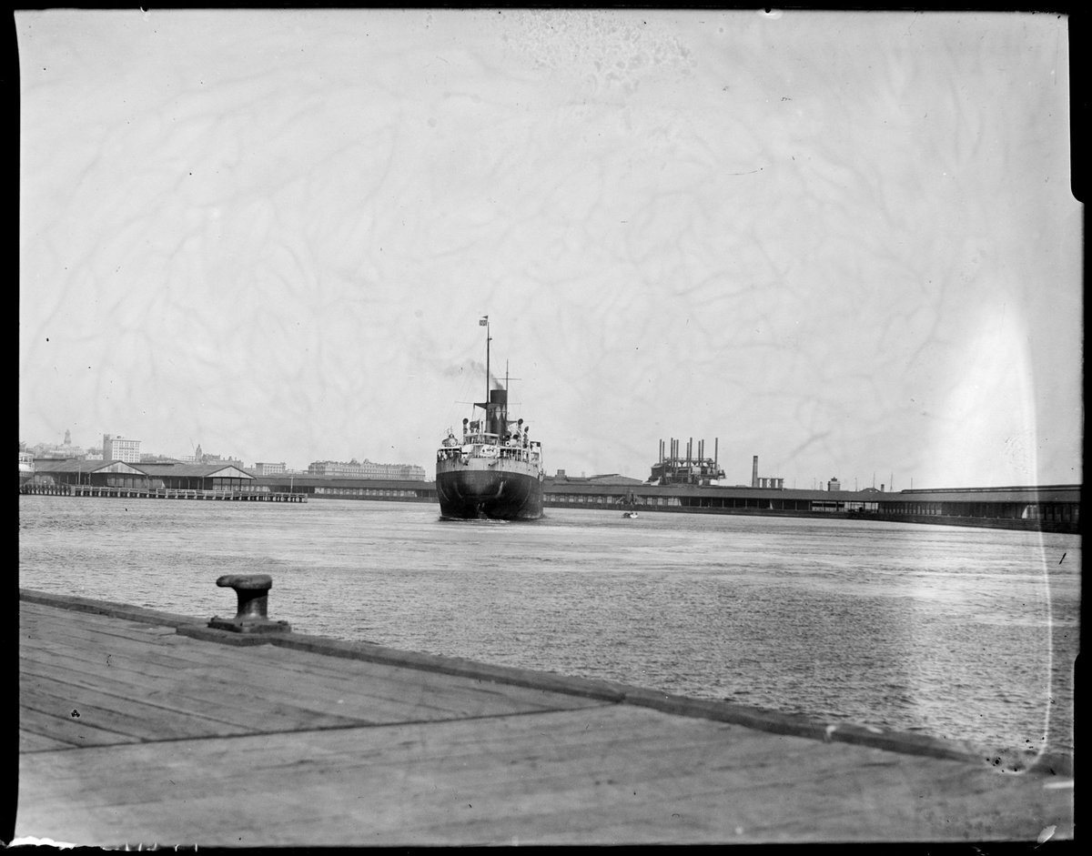 Ship steaming into Victoria Dock, Melbourne (1929–35)