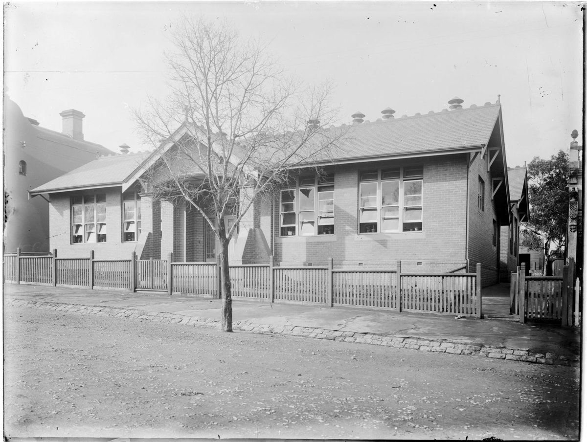 Exterior of St. Thomas' Parish School, McKean Street, North Fitzroy, Fitzroy North (1911–20)