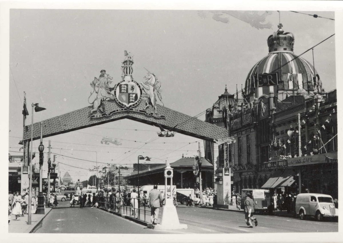 Arch bearing a coat-of-arms spanning Swanston Street, Melbourne, near Flinders Street, Melbourne City (1930–50)