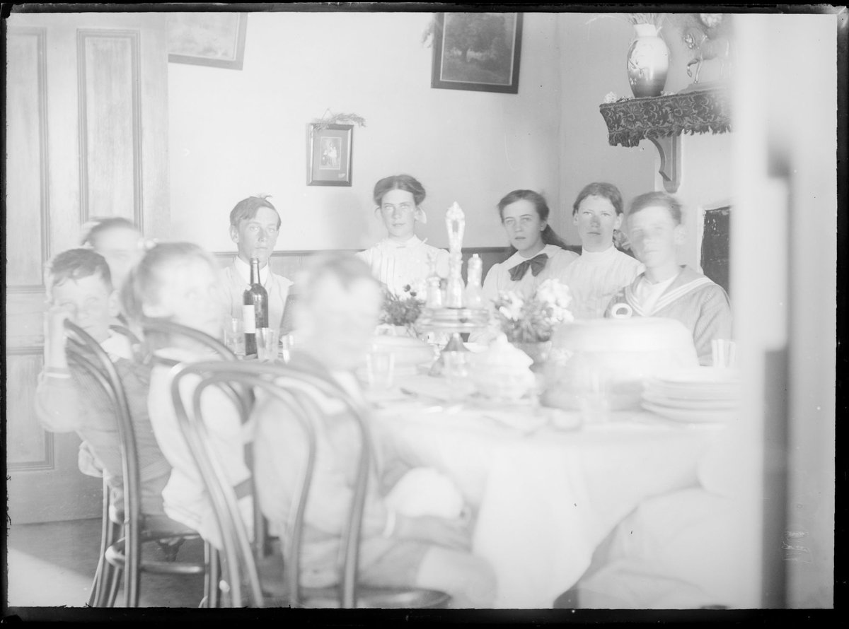 Children at dinner, Ivanhoe, Sorrento, Vic (1912)