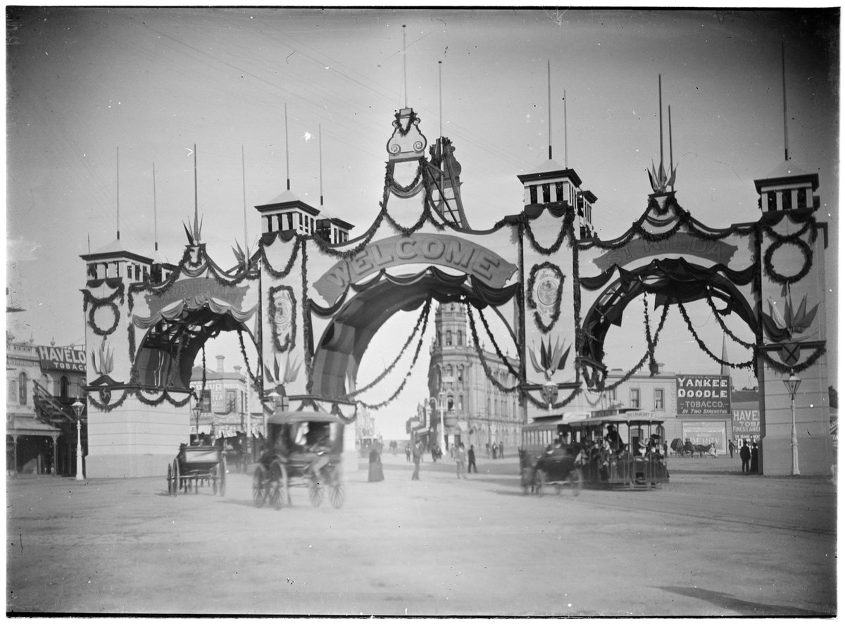 Triple arch at St Kilda Junction with the words Prahran Welcome St Kilda over each arch (c. 1901)