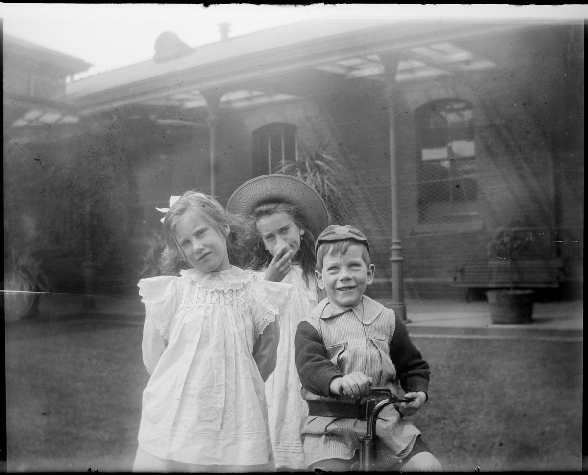 Wardell children at Melbourne Mint (1908–09)