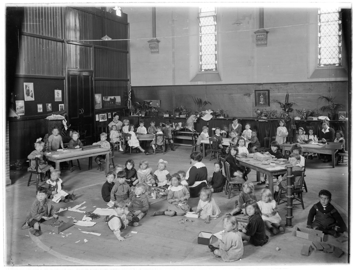 Group of children and two teachers at a kindergarten held in the Presbyterian Church, 122 Napier Street Fitzroy (1911–20)