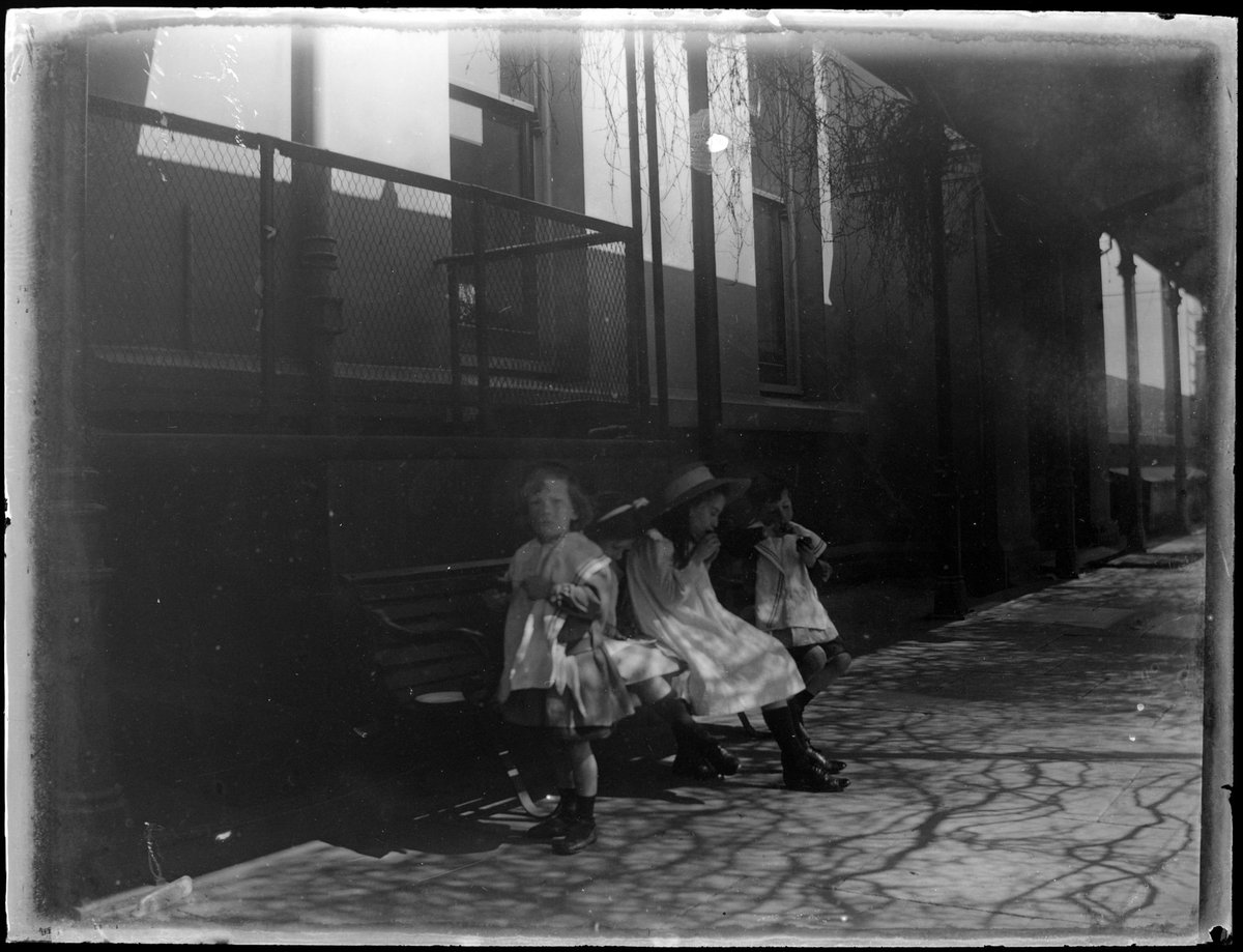 [Wardell children at Melbourne Mint] (1908–09)