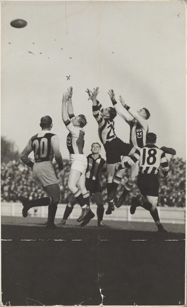 Marking contest, St. Kilda vs Collingwood football match, St Kilda (1935–45)