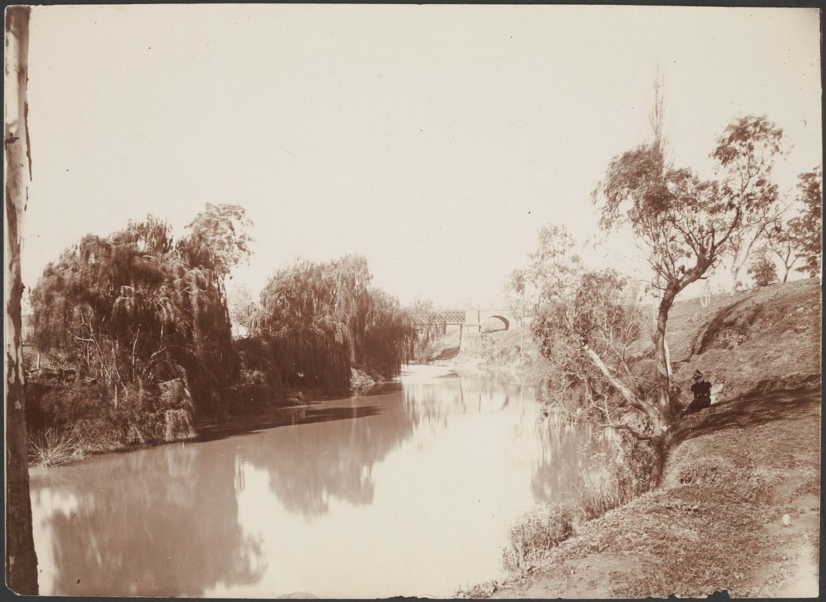 Hawthorn Bridge crossing the Yarra River (1900–10)