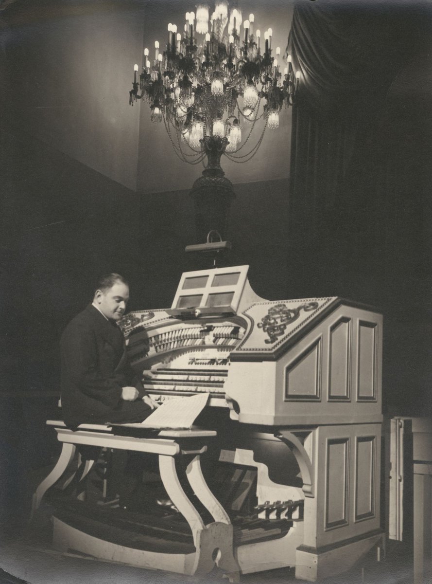 [Stanfield Holliday at the organ of the Capitol Theatre, Melbourne] (c. 1946)