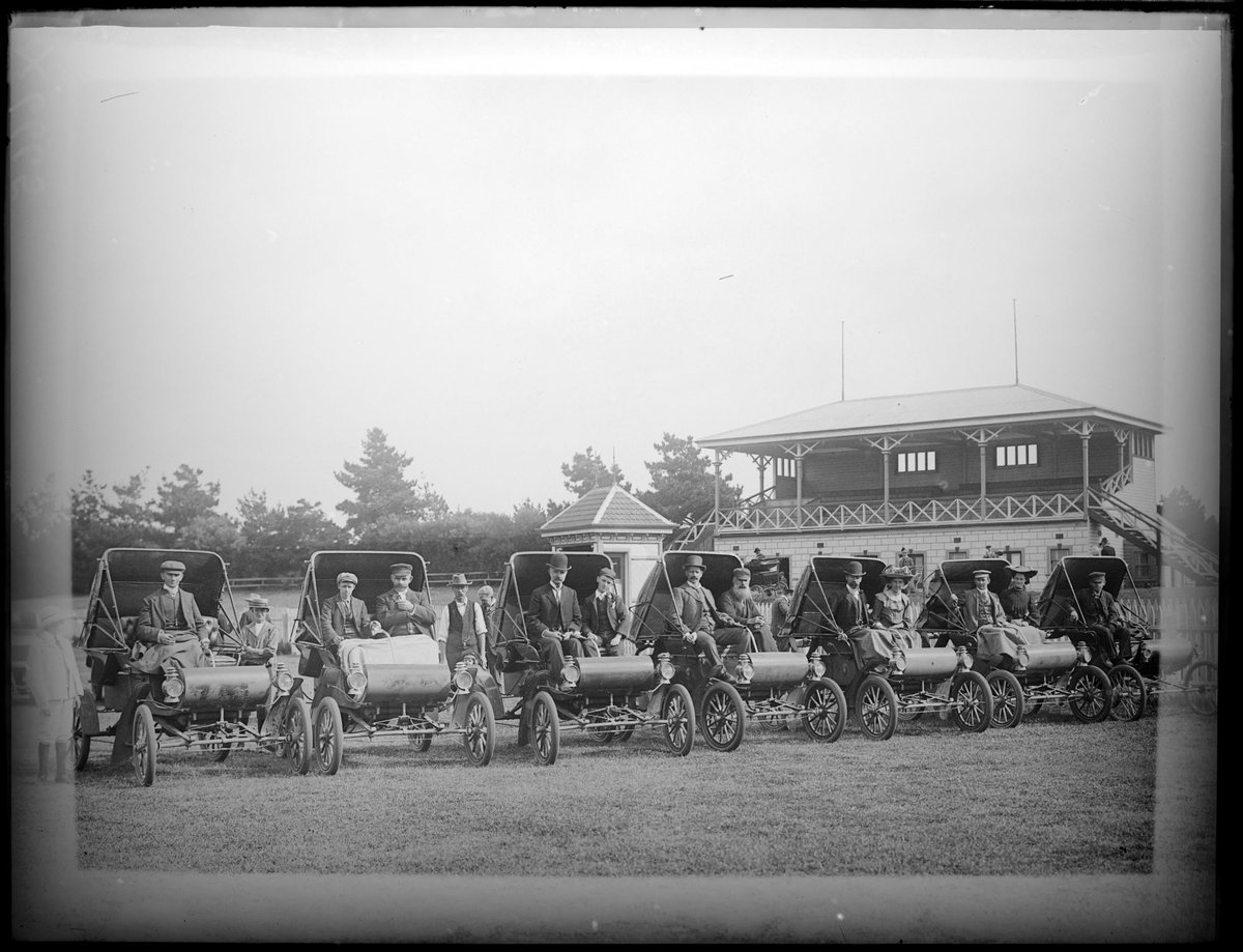 A line up of early Oldsmobiles at a rally at Aspendale (1905)