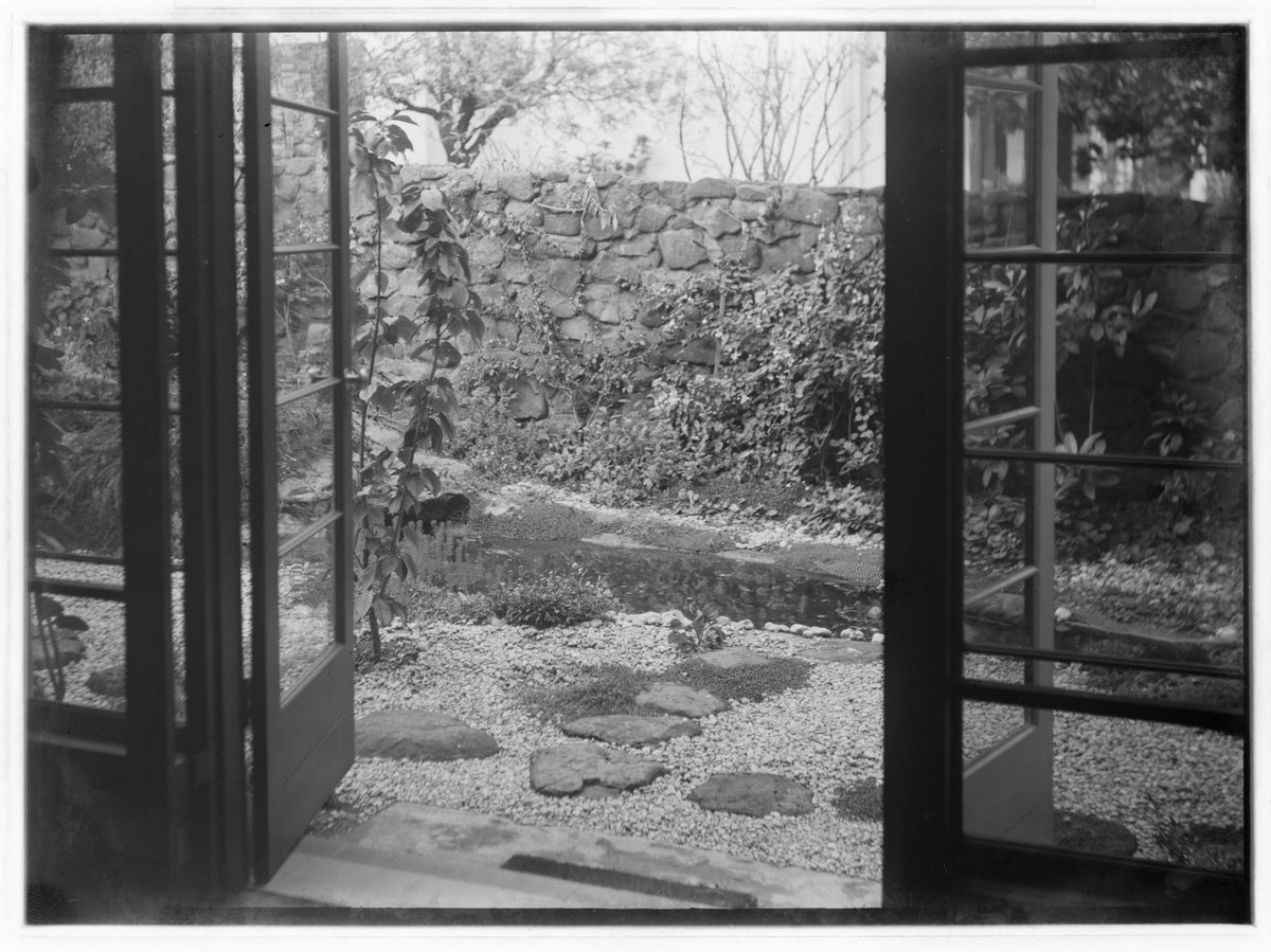 [Garden, Domain Road, South Yarra, designed by Ellis Stones], Melbourne City (c. 1935)