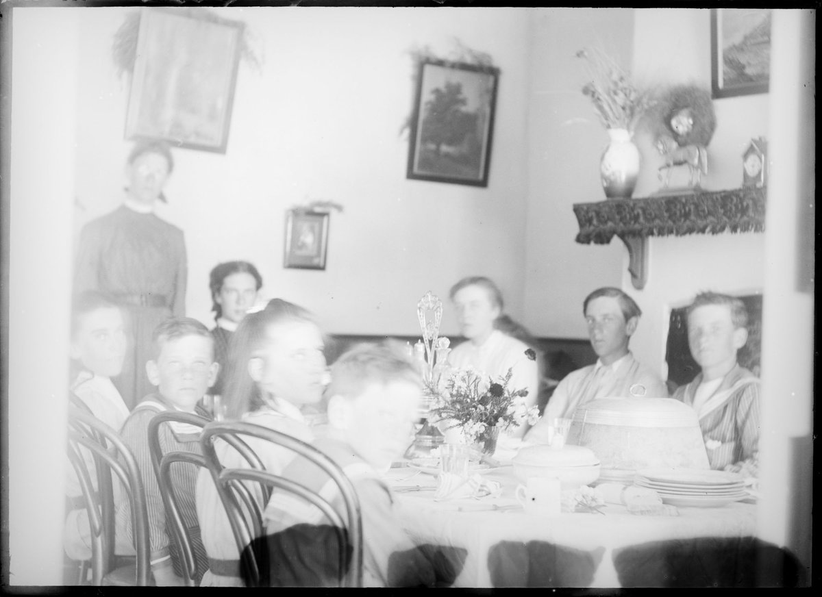 Children at dinner, Ivanhoe, Sorrento, Vic (1912)