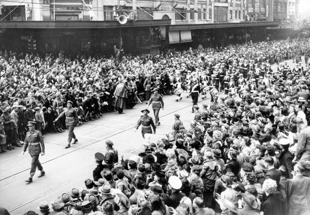 Army men of the 7th Division as they march through the streets of Melbourne, Victoria (1944)