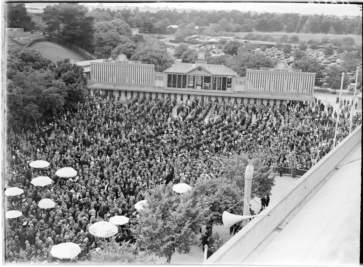 Crowd at Flemington Racecourse (1935–39)