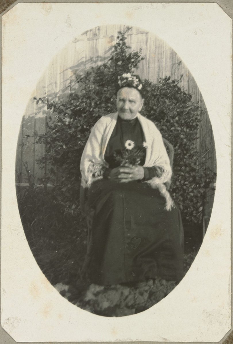 Grace Barr, neè Arthur, dau. of John Arthur, a founder of the Melbourne Botanical Gardens, Melbourne City (1900–30)