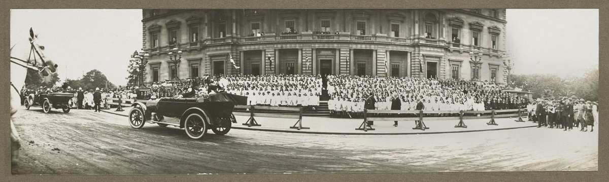 Massed schoolchildren at the Treasury Building, Melbourne, farewelling Lord & Lady Stradbroke, Melbourne City (1926)