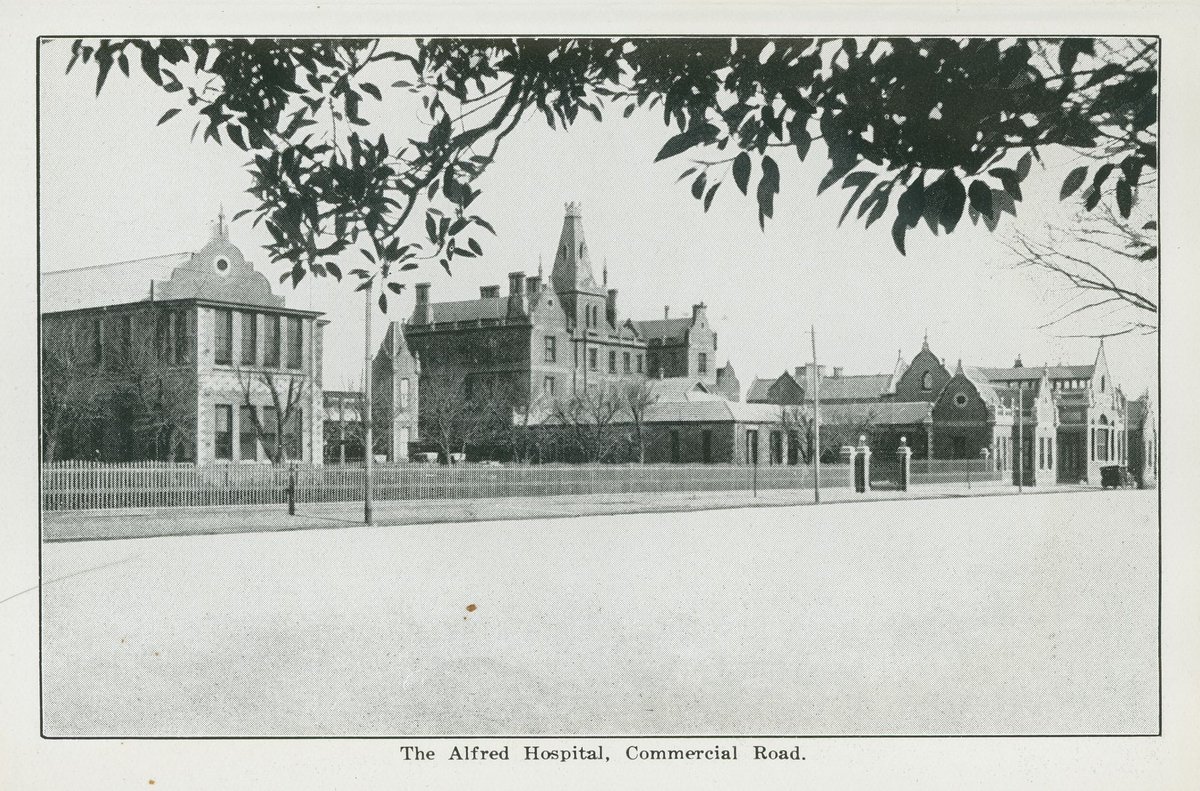 "Folding souvenir of Melbourne, 17 artistic, up-to-date views of public buildings (series no. 4)" (1920s)