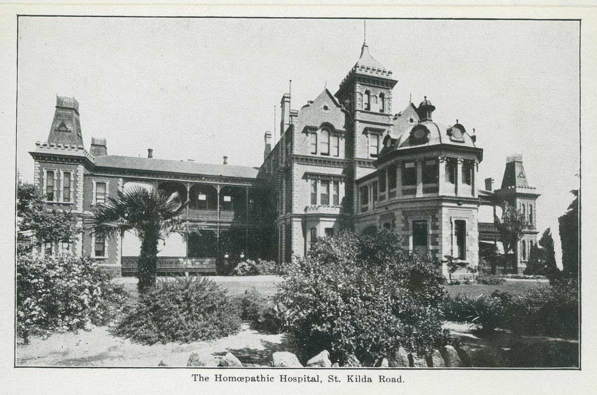 "Folding souvenir of Melbourne, 17 artistic, up-to-date views of public buildings (series no. 4)" (1920s)