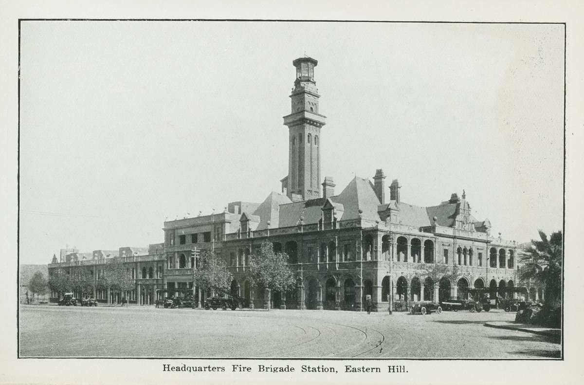 "Folding souvenir of Melbourne, 17 artistic, up-to-date views of public buildings (series no. 4)" (1920s)