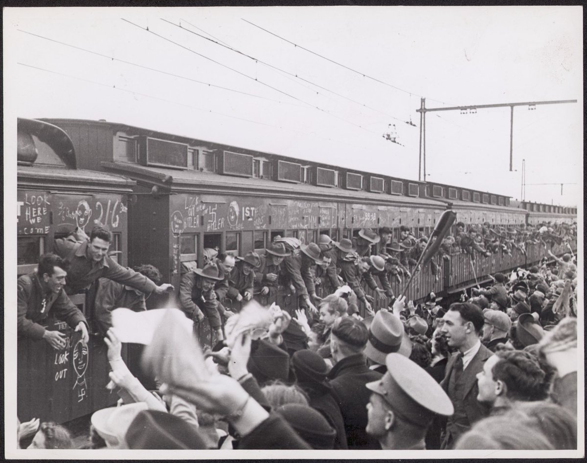 Troops reinforcements arriving by train at Port Melbourne Pier prior to embarkation for the Middle East (1940)