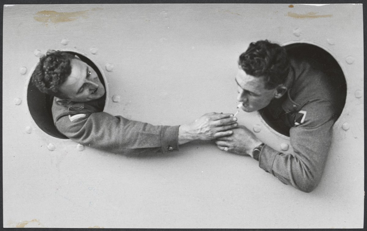 "Got a light, dig?" Embarkation scene Port Melbourne (1940)