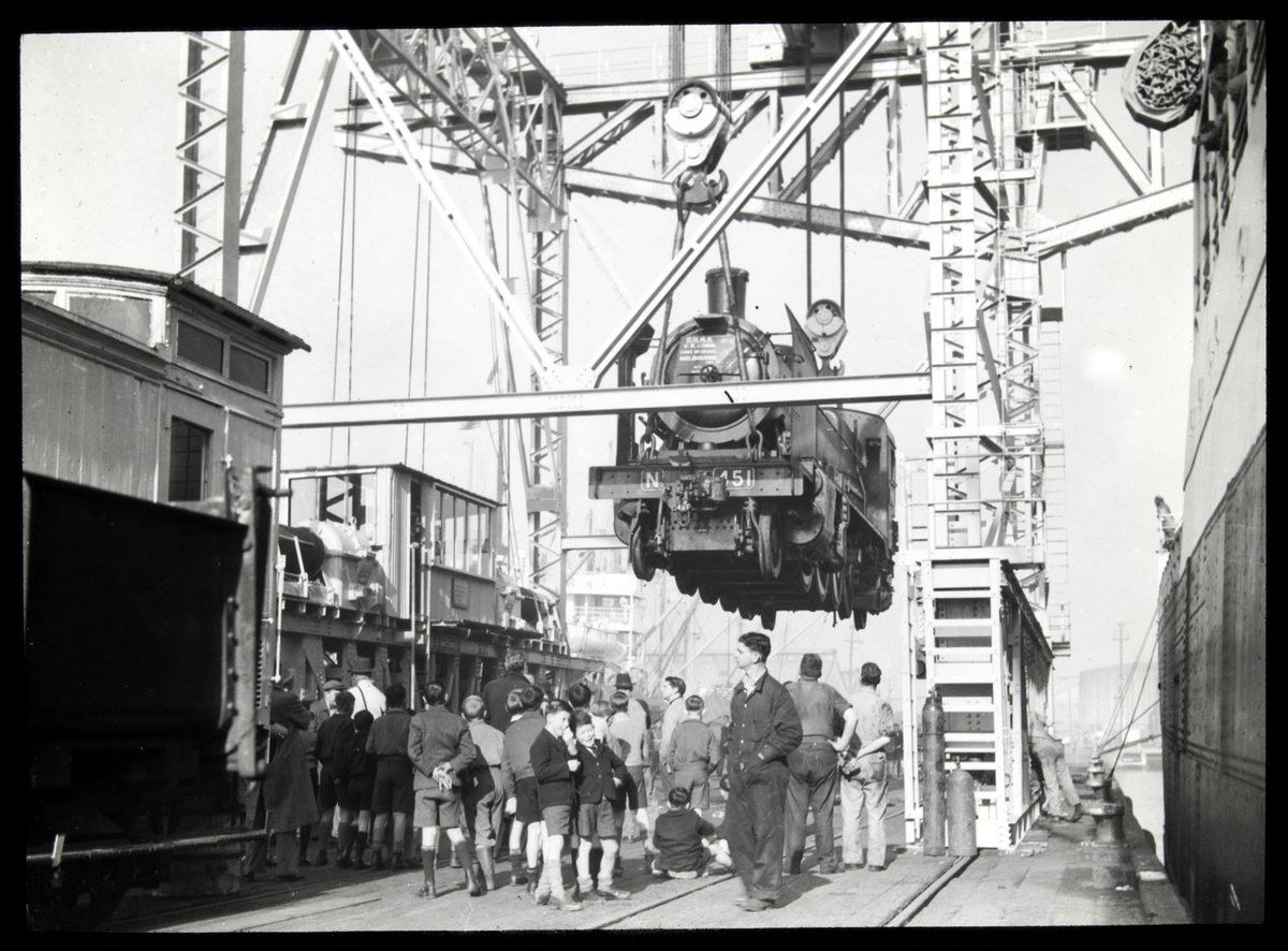 "N" 451 being unloaded at Williamstown (1950)