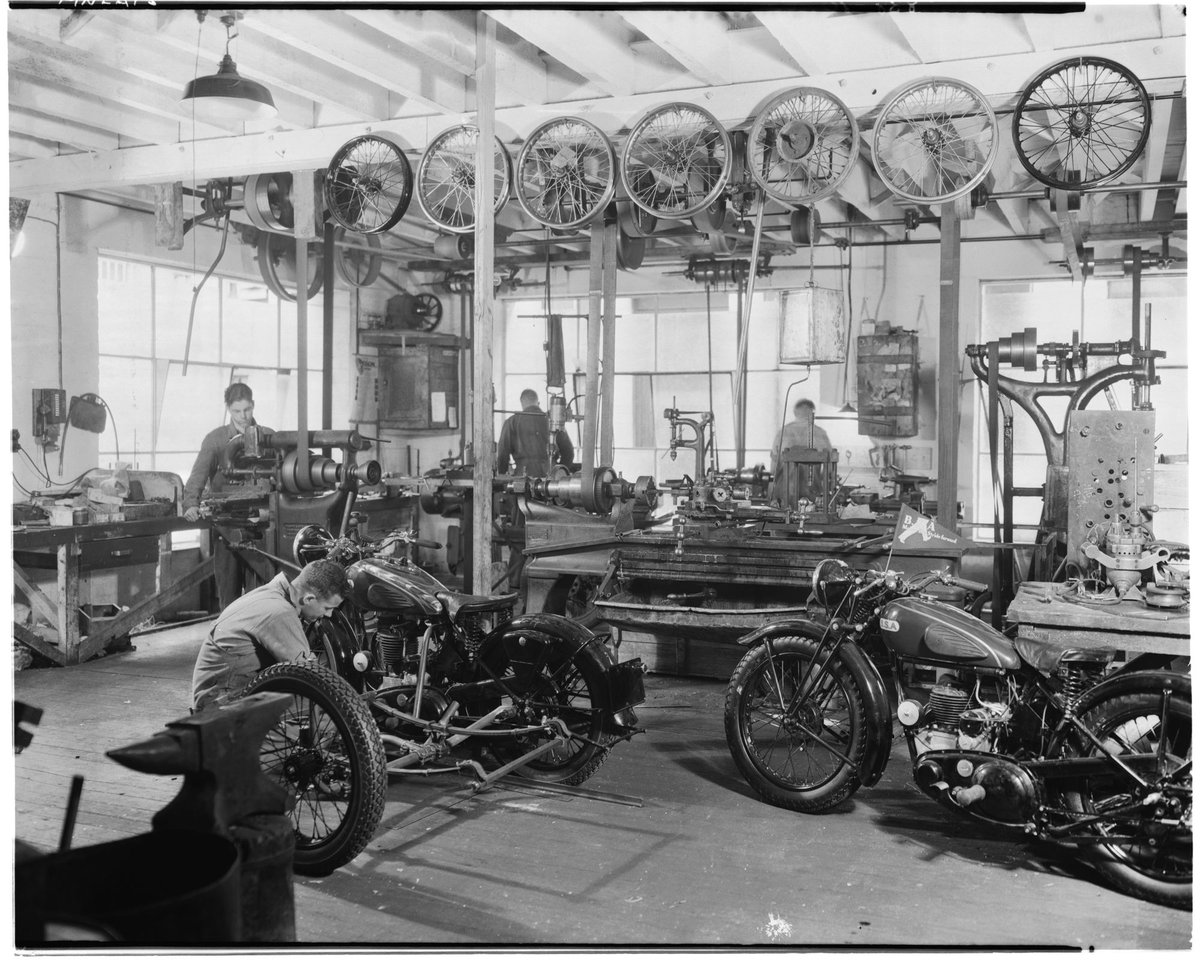 Interior of Finlay Brothers Motors, 316-320 Elizabeth St, Melbourne City (1930–45)