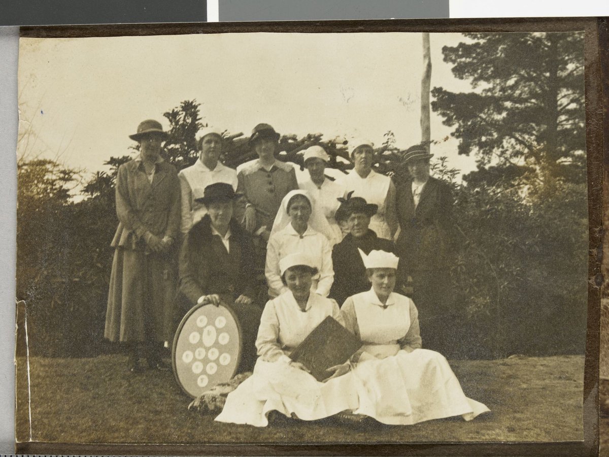 [Group of nurses and other women, Hethersett Private Repatriation Hospital, Burwood, Vic.] (1914–20)