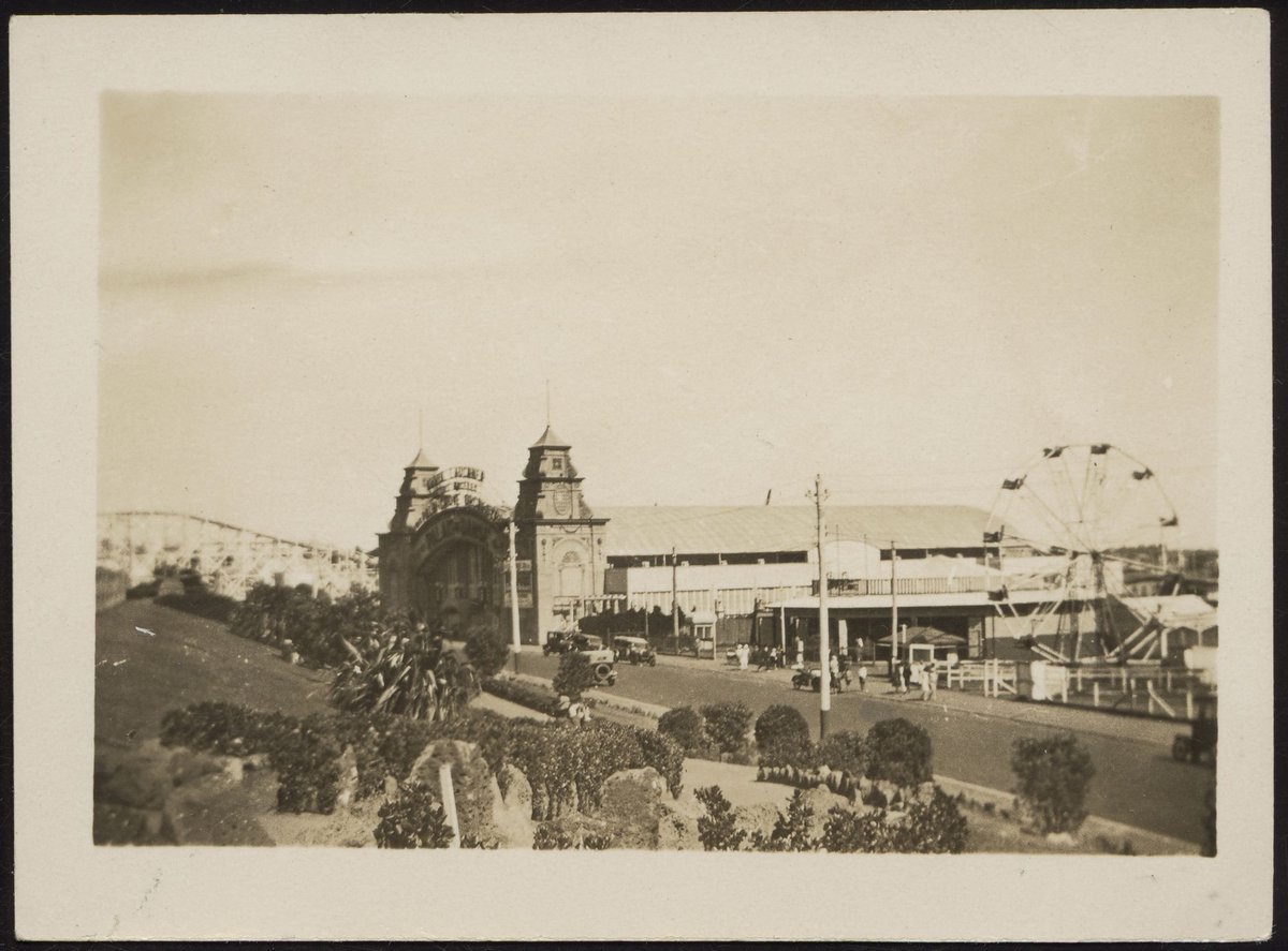 View of St. Kilda esplanade and beach showing Palais-de-Danse, St Kilda (1920s)