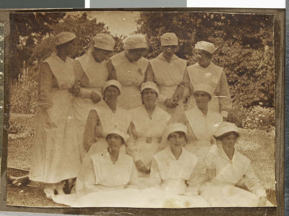 [Group of nurses, Hethersett Private Repatriation Hospital, Burwood, Vic.] (1914–20)