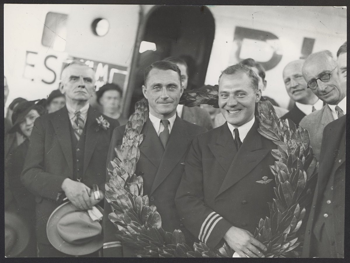 Chevaliers Moll and Parmentier receive a laurel wreath from the Consul for the Netherlands on their arrival at Flemington (1934)