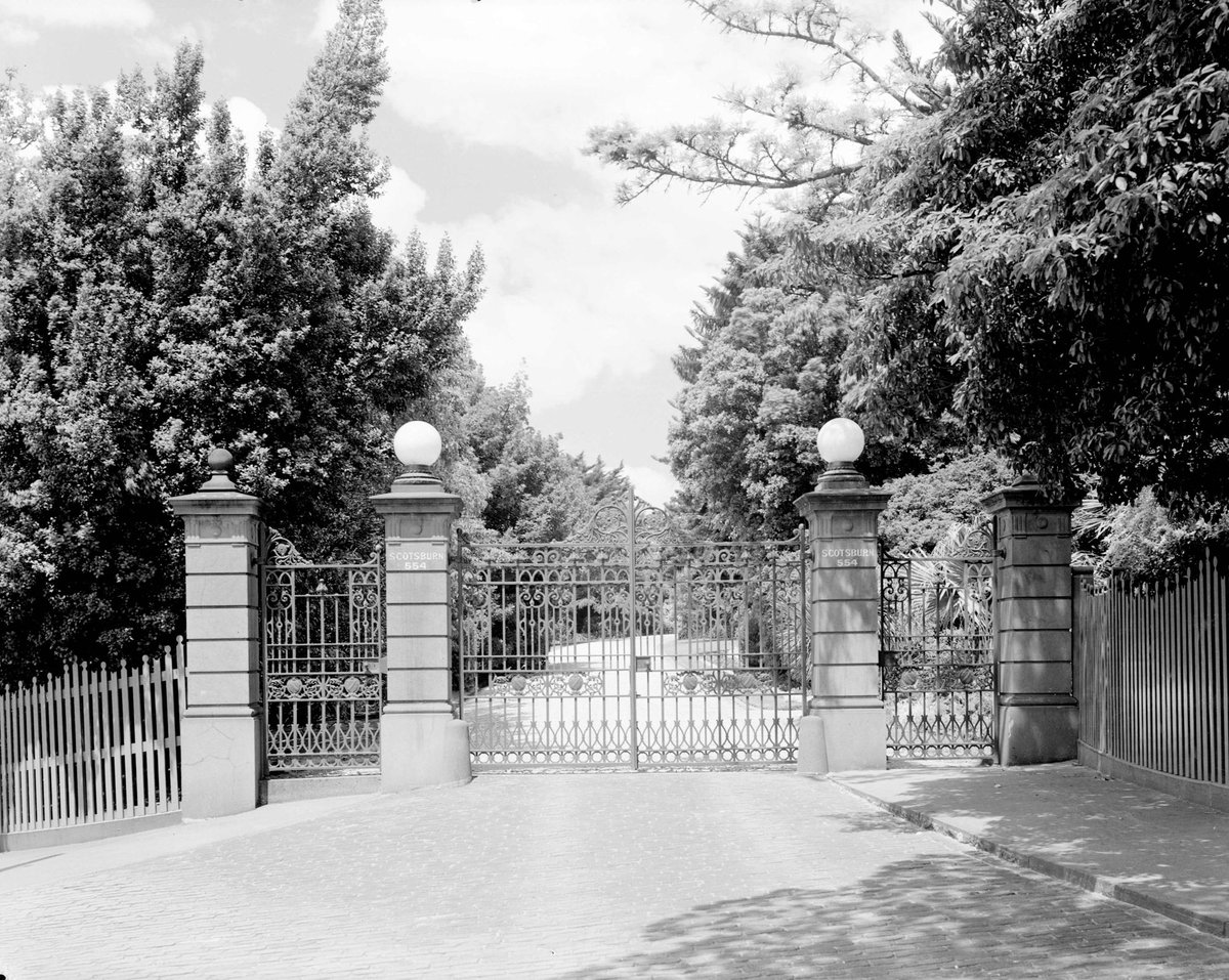Entrance gates, Scotsburn, 554 Toorak Road, Toorak, the residence of Captain Payne (c. 1937)