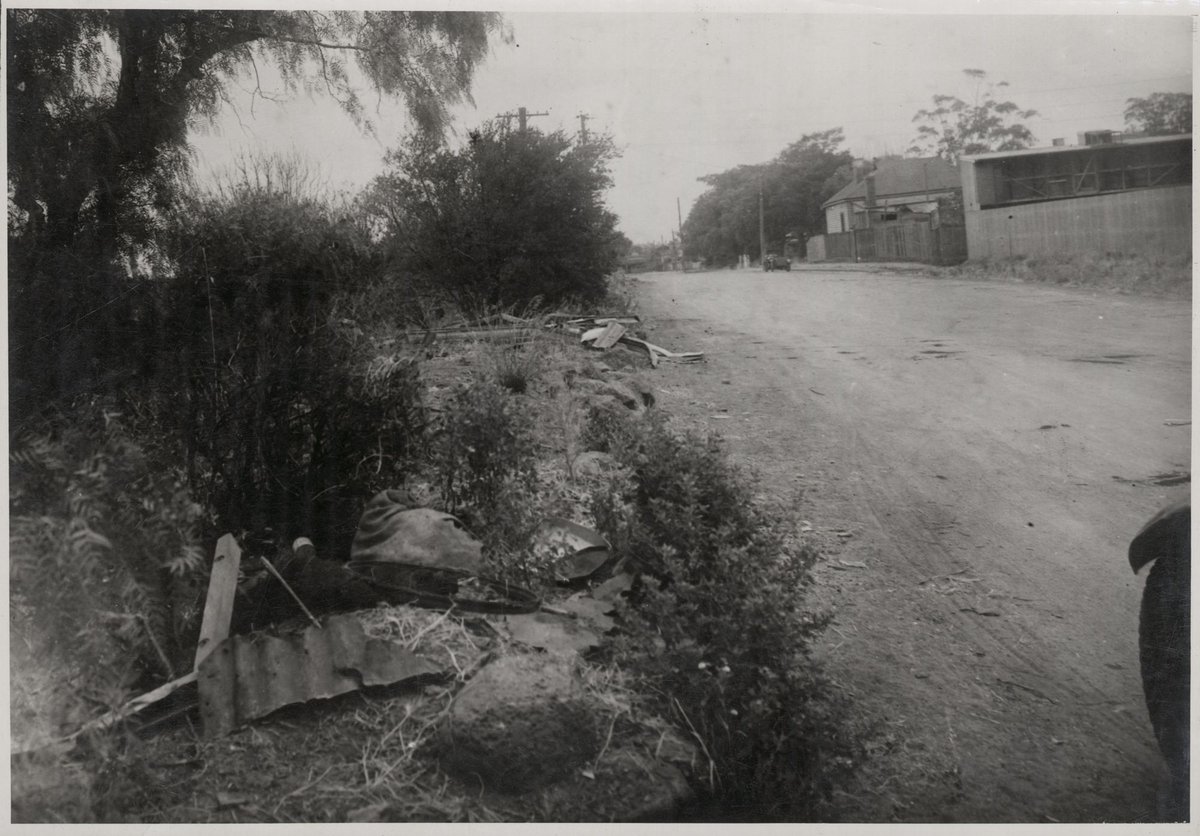 Rubbish lying alongside road, Barkley Avenue Vista, Richmond's main unofficial rubbish tip (1947)