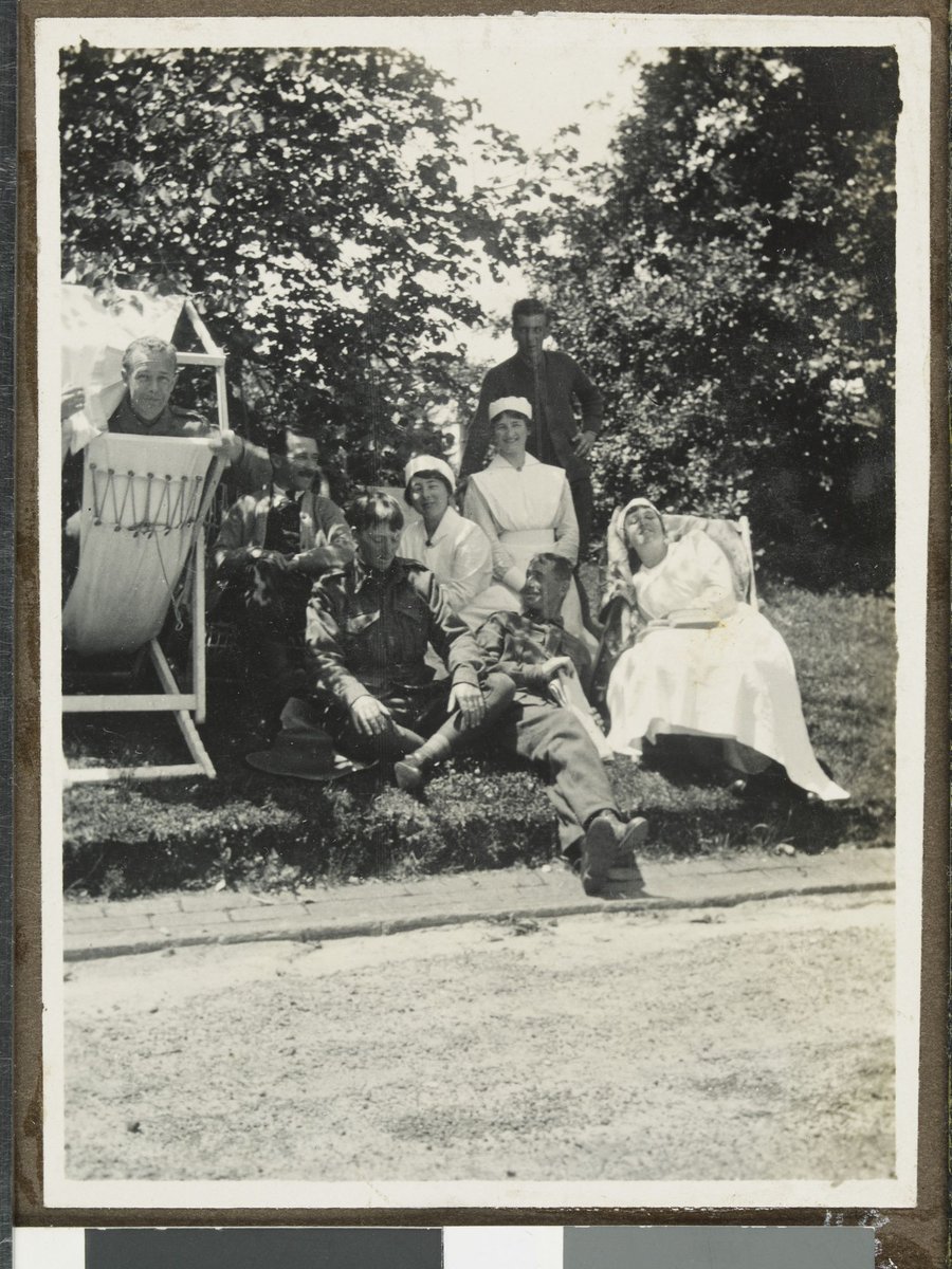 [Soldiers and nurses on grass beside road, Hethersett Private Repatriation Hospital, Burwood, Vic.] (1914–20)