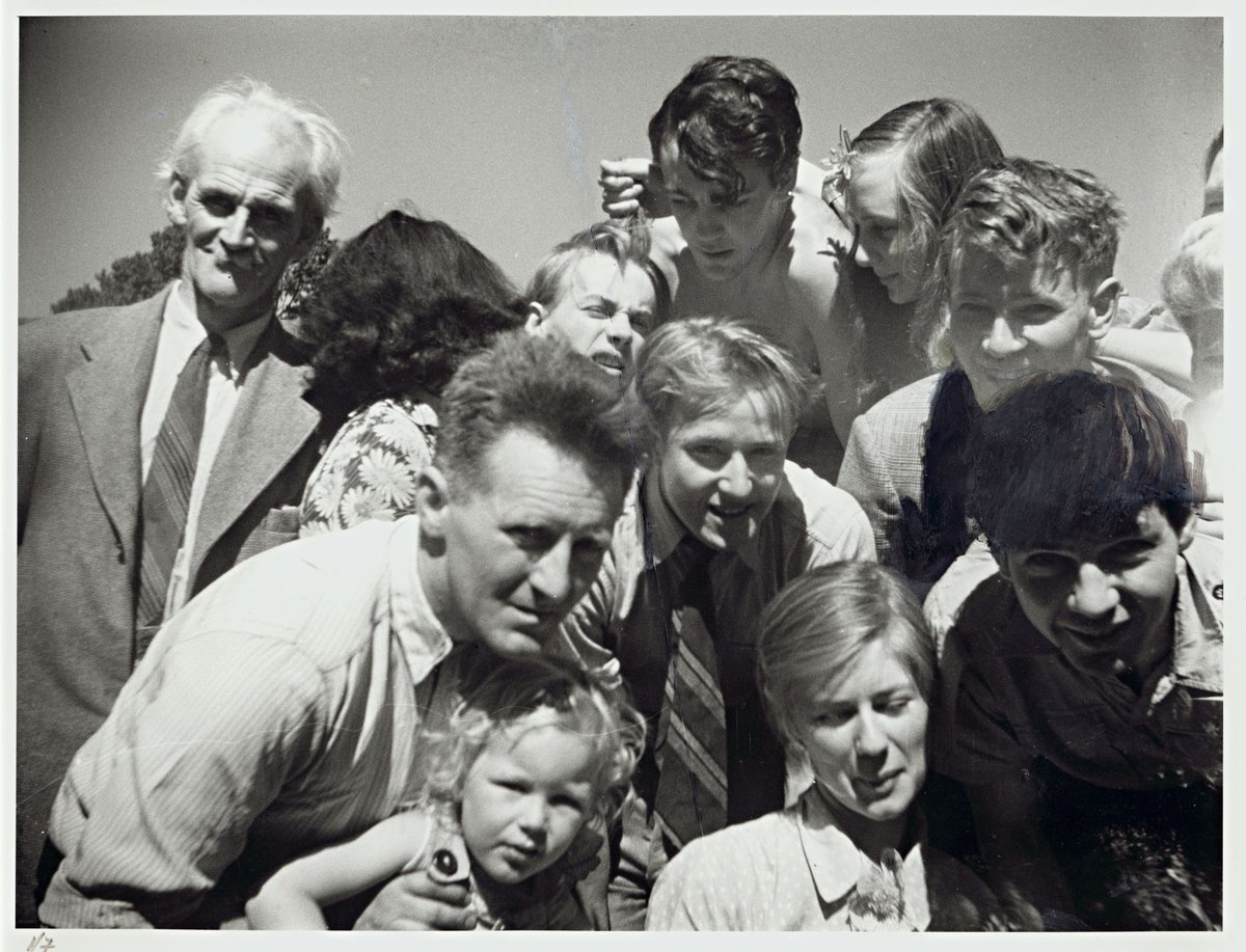 Open Country group portrait, Murrumbeena (1945–46)