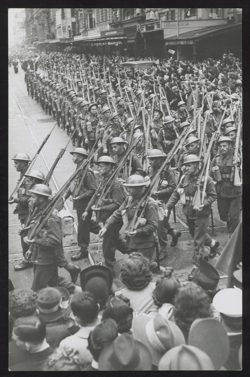 Men of the 17th Brigade ... given a tumultuous welcome ... when they marched through Melbourne (1942)
