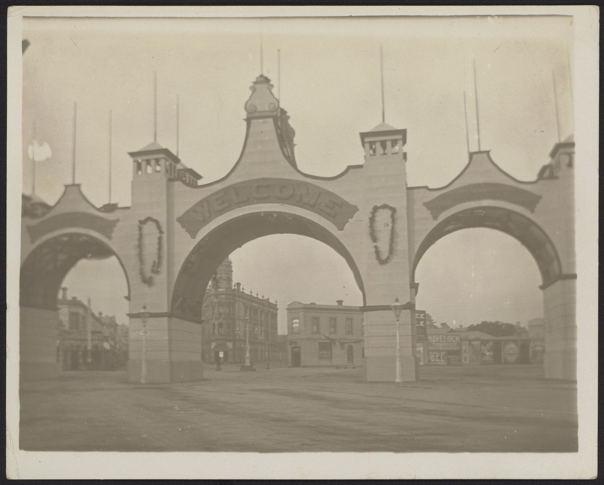 Decorative arches erected for the visit of the Duke and Duchess of Cornwall & York, Melbourne, Vic (1901)