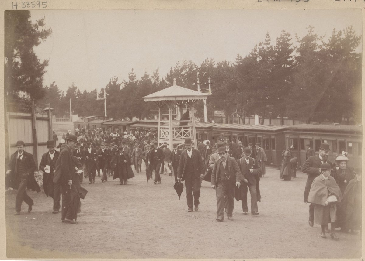 Crowds dispersing from Flemington Railway Station to attend races (1890–1900)