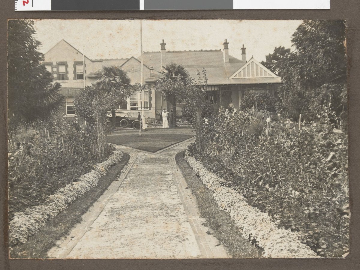 [Path leading up to Hethersett Private Repatriation Hospital, Burwood, Vic.] (1914–20)
