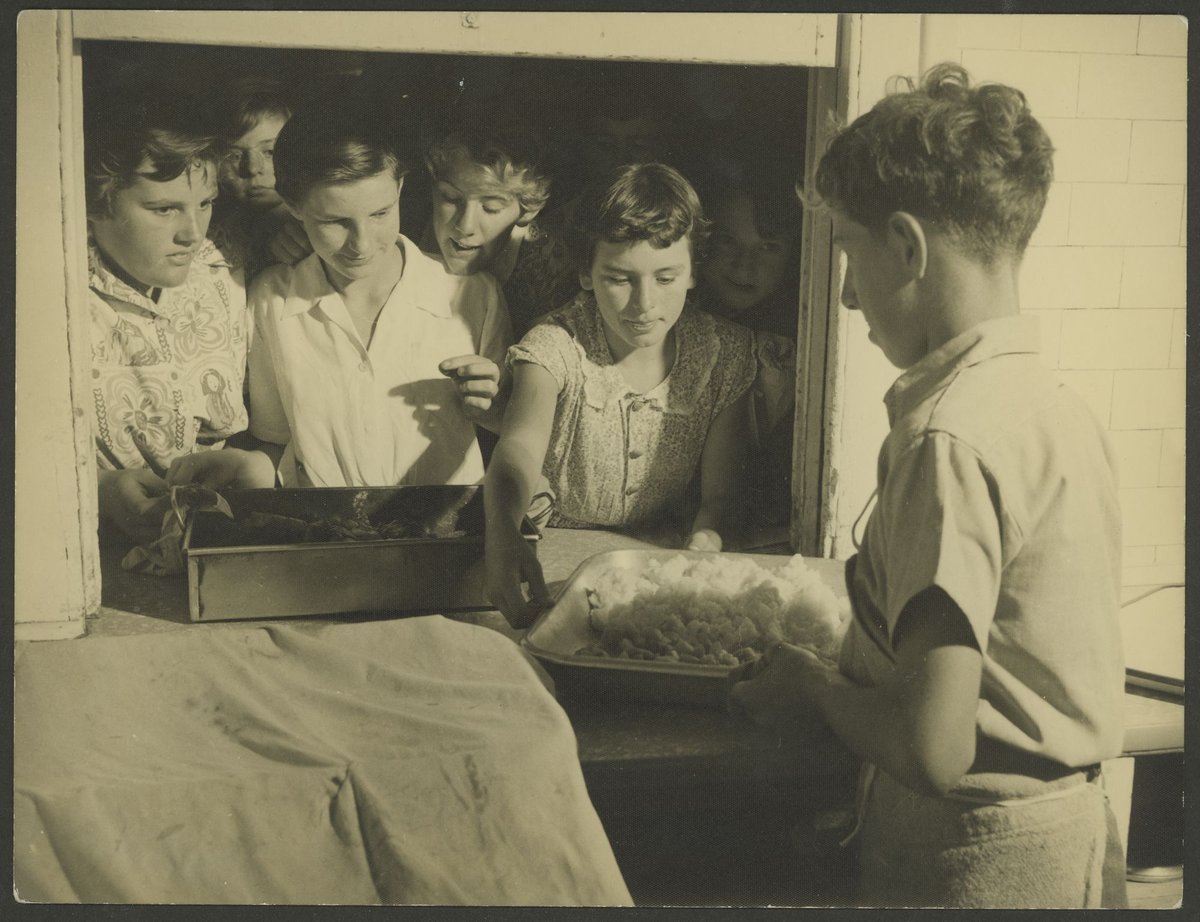 Children at serving window of kitchen, Melbourne Orphan Asylum, Brighton, Vic (1920–50)