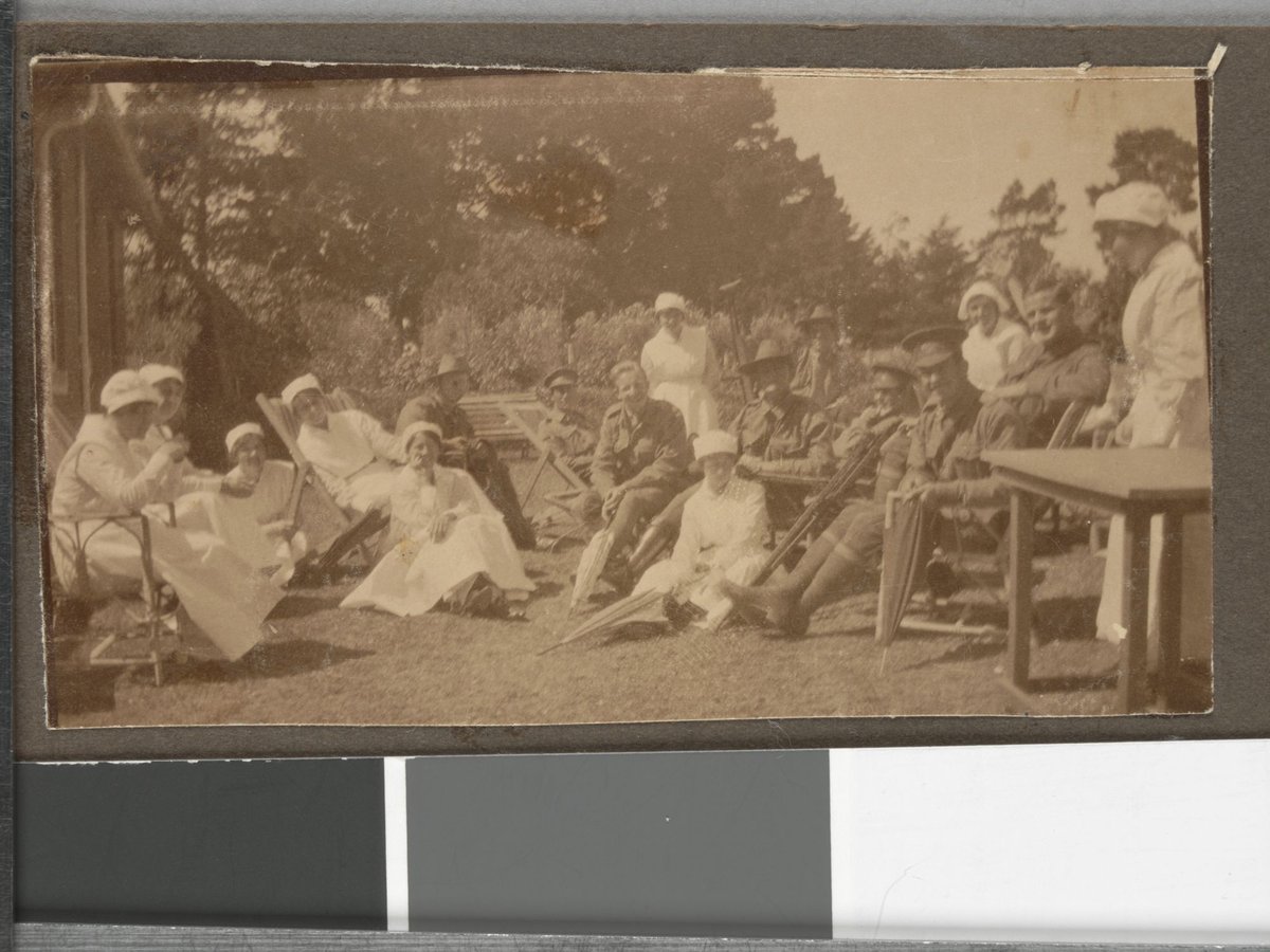 [Soldiers and nurses relaxing on lawn, Hethersett Private Repatriation Hospital, Burwood, Vic.] (1914–20)