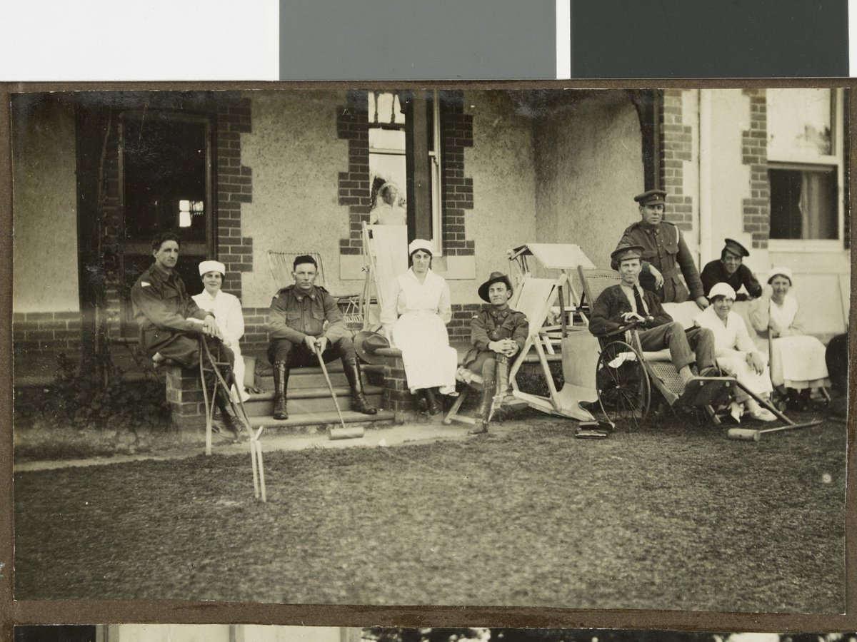 [Soldiers and nurses on verandah, Hethersett Private Repatriation Hospital, Burwood, Vic.] (1914–20)