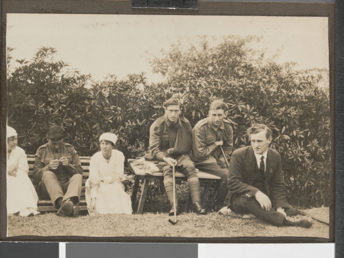 [Soldiers and nurses in garden, Hethersett Private Repatriation Hospital, Burwood, Vic.] (1914–20)