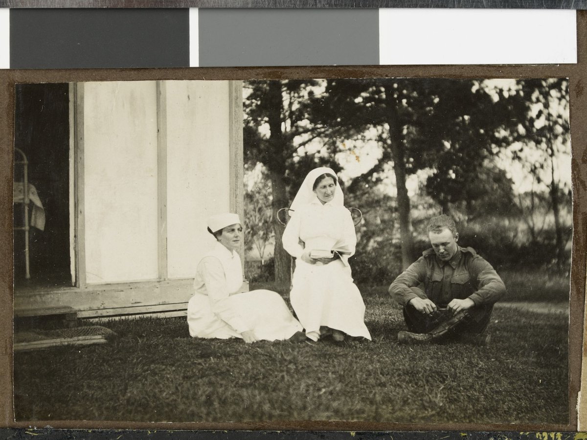 [Soldier and two nurses on lawn, Hethersett Private Repatriation Hospital, Burwood, Vic.] (1914–20)