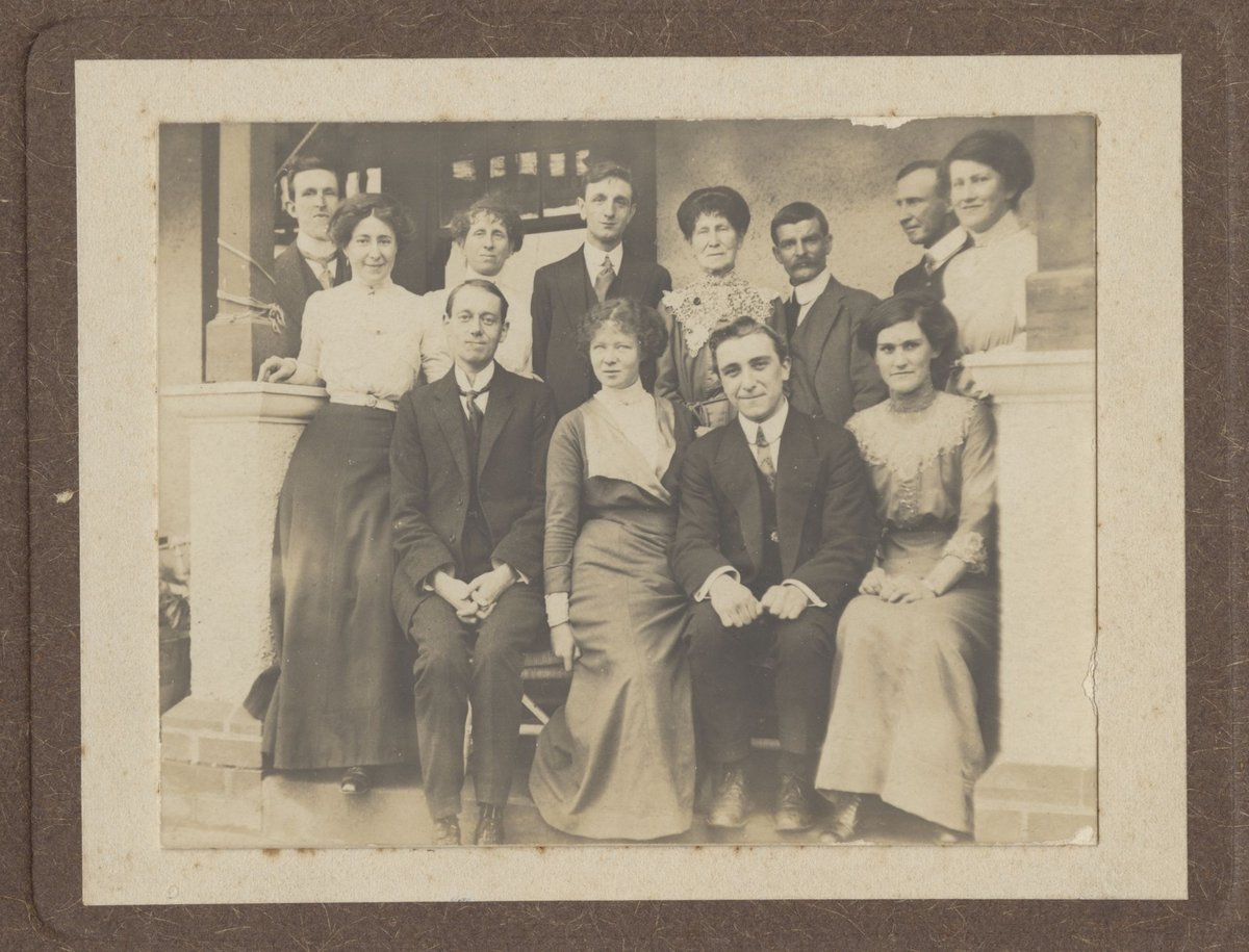 Group photograph of unidentified people in Caulfield (1914)